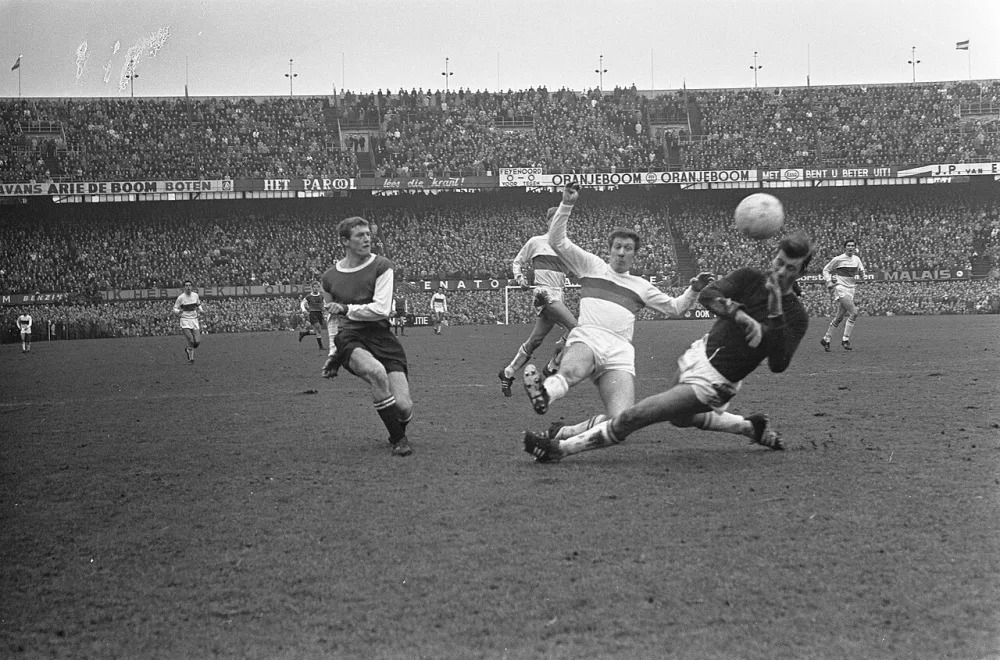Feyenoord tegen ADO 1-0, Jansen (l) lost schot, rechts keeper Thie (ADO). Foto: Pieter Jongerhuis / Anefo, Nationaal Archief (CC0).