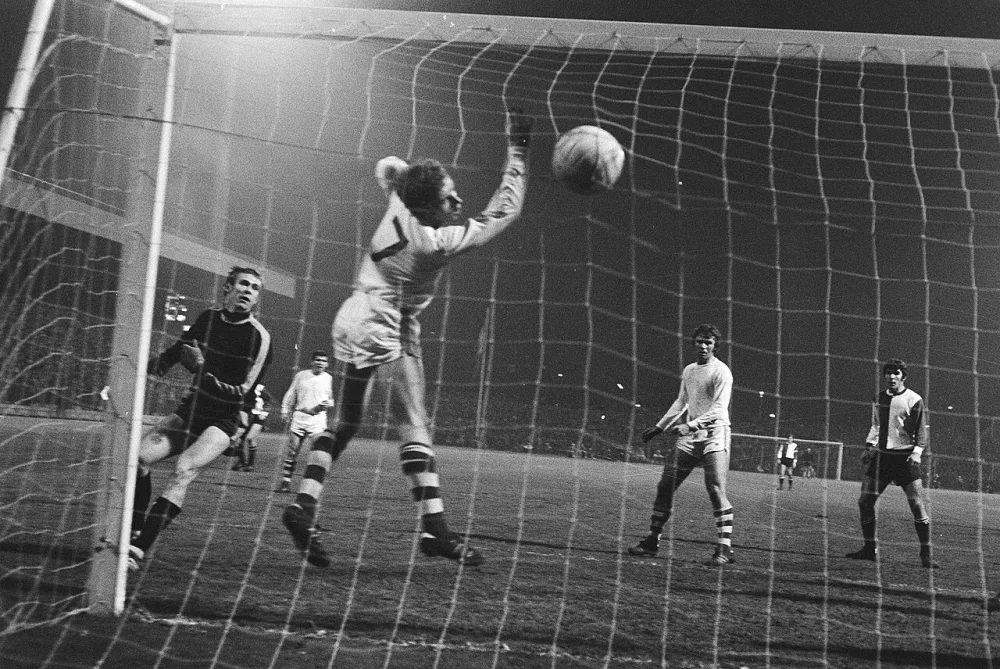 PSV tegen Feijenoord 2-3; nr. 8: Laseroms maakt 1-1 (Feijenoord), nr. 9: na doelpunt van Laseroms. Foto: Bert Verhoeff / Anefo, Nationaal Archief (CC0).