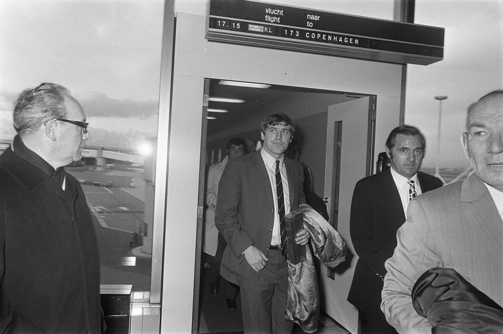 Elftal Feyenoord arriveert op Schiphol uit Milaan. Theo van Duivenbode. Foto: Rob Mieremet / Anefo, Nationaal Archief (CC0).