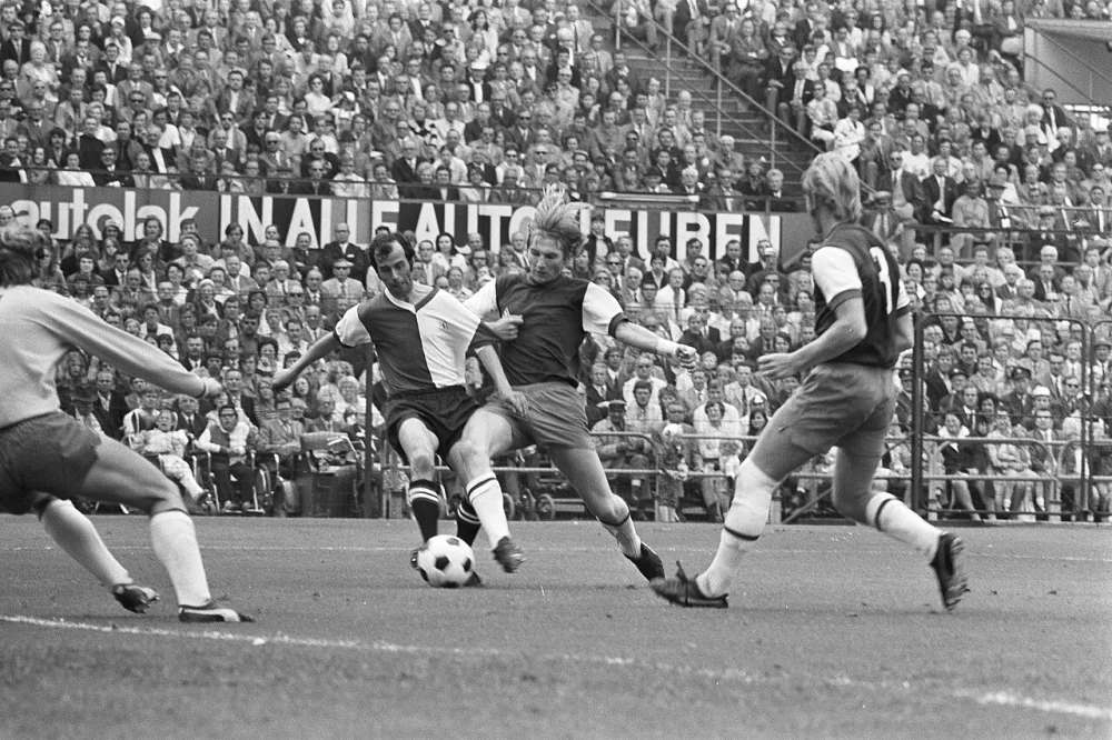 Spelmoment, Moulijn (tweede van l) in actie; door de overwinning is Feyenoord kampioen. Foto: fotograaf onbekend / Anefo, Nationaal Archief (CC0).