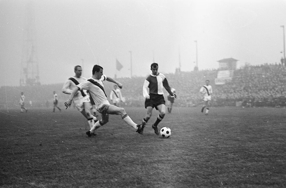 FC Twente tegen Feyenoord 1-2. Moulijn in duel met de Vries en Huve. Foto: Jac. de Nijs / Anefo, Nationaal Archief (CC0).