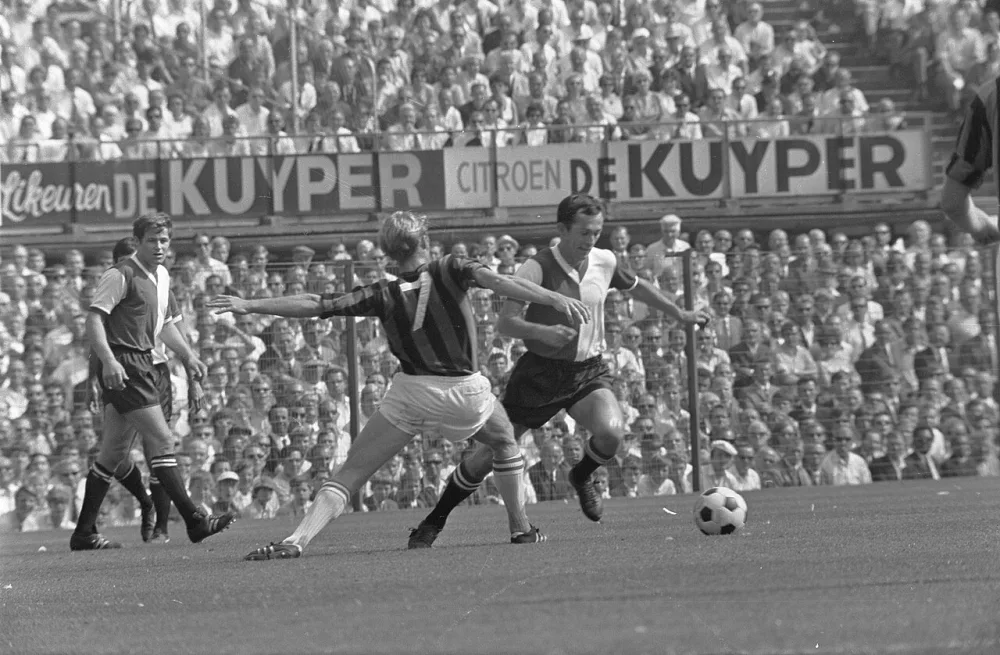 Samardzic (rechts, Feyenoord) in actie. Foto: fotograaf onbekend / Anefo, Nationaal Archief (CC0).