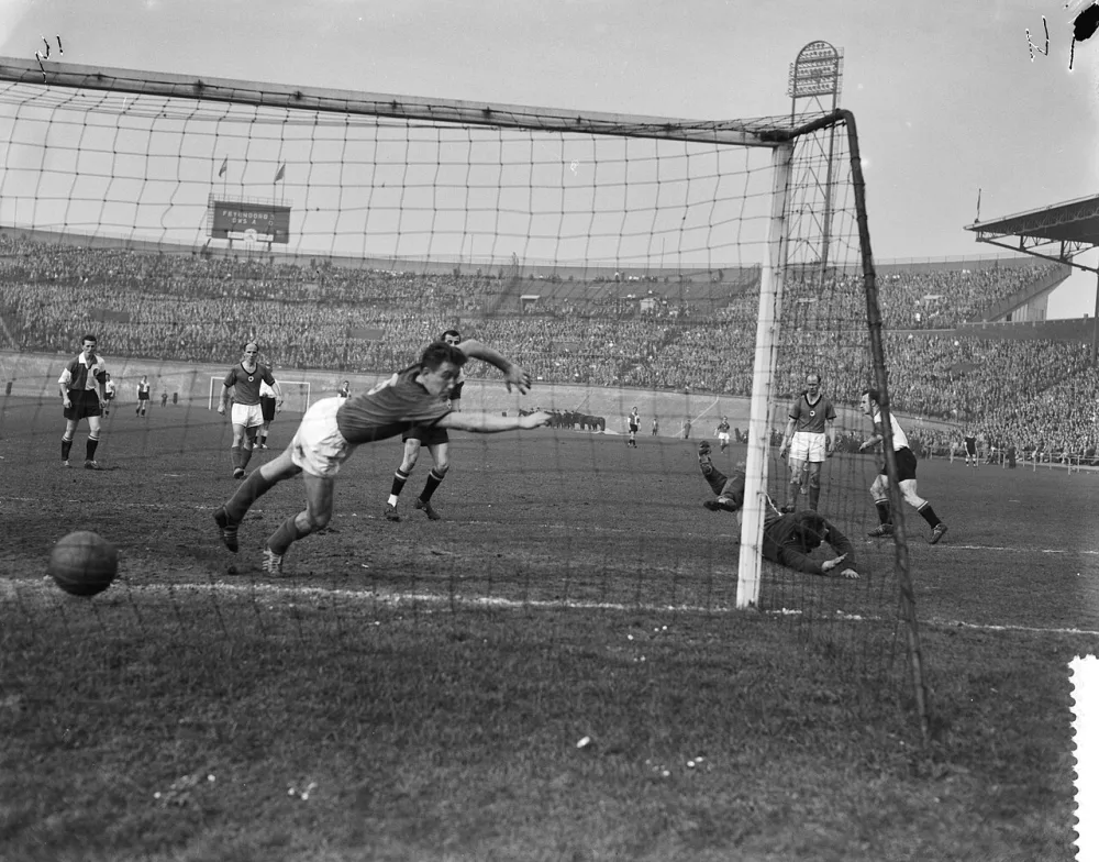 DWSA tegen Feyenoord 0-5 v.l.n.r. Meyers(Feyenoord), Klein(DWSA), Niessen(DWSA), Moulijn(Feyenoord), Visser(DWSA), Mesman(DWSA), Rijvers(Feyenoord). Foto: Joop van Bilsen / Anefo, Nationaal Archief (CC0).