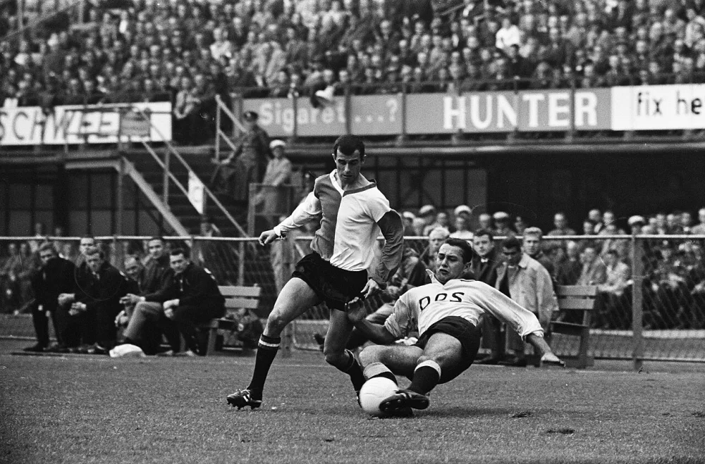 Feyenoord tegen DOS 4-2. Coen Moulijn in duel met Liptak van DOS. Foto: Eric Koch / Anefo, Nationaal Archief (CC0).