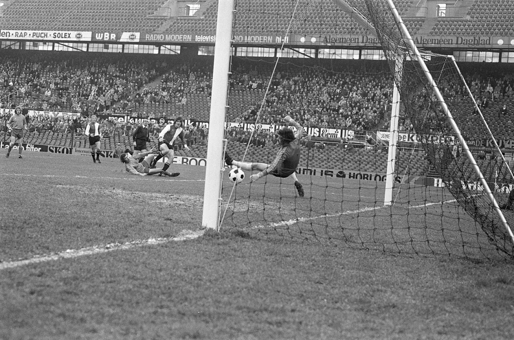 Schoenmaker scoort 1-0, keeper De Jong mist. Foto: fotograaf onbekend / Anefo, Nationaal Archief (CC0).