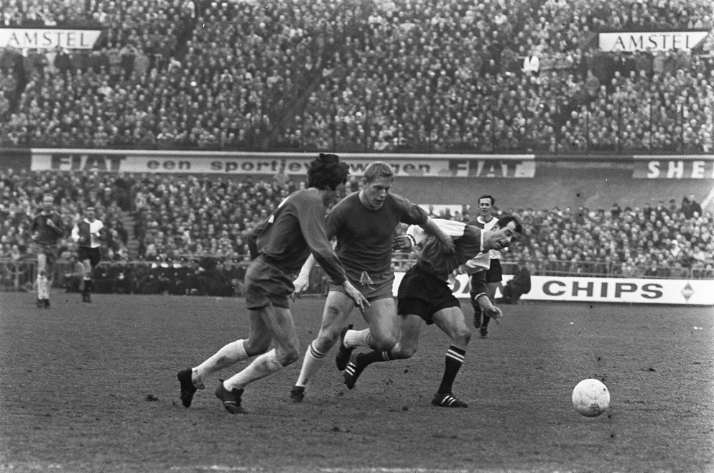 Ajax tegen Feyenoord 1-0. Suurbier en Pronk in duel met Moulijn. Foto: Eric Koch / Anefo, Nationaal Archief (CC0).