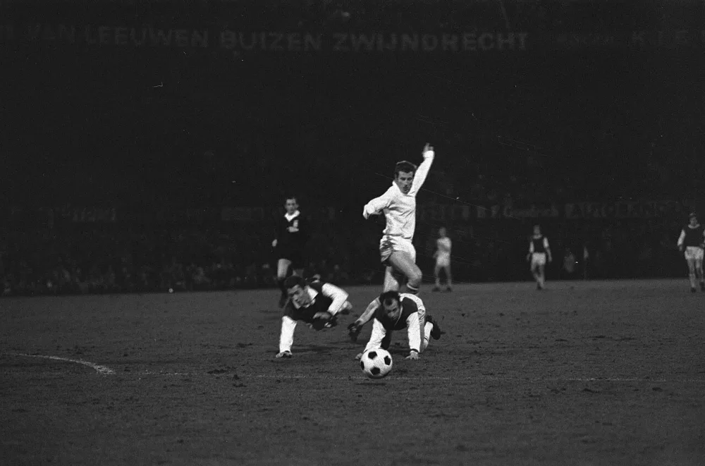 Feyenoord tegen Go Ahead 0-0. Duik van links Kindvall en rechts Moulijn. Foto: Rob Mieremet / Anefo, Nationaal Archief (CC0).