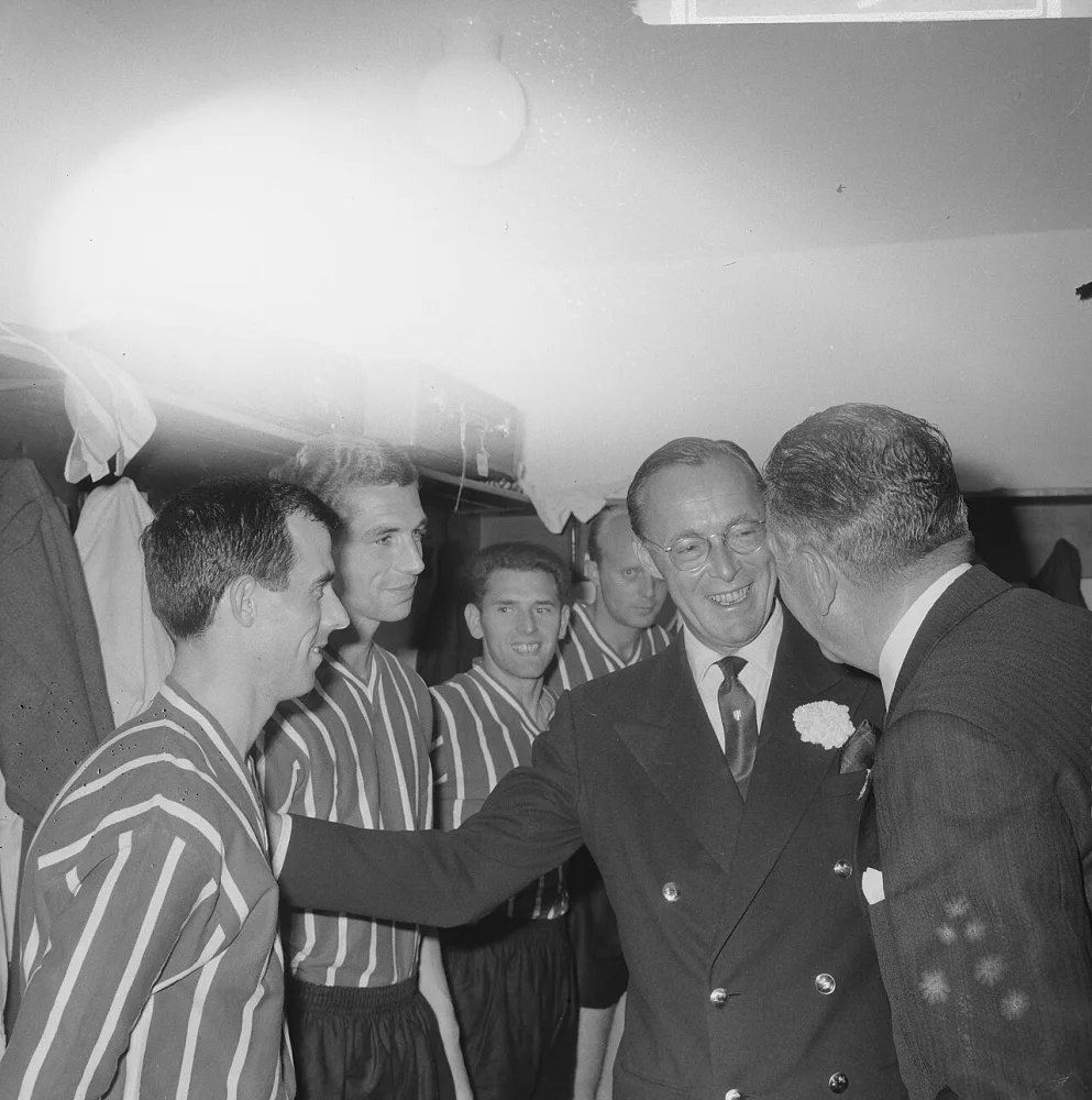 Feyenoord tegen Real Madrid 2-1, prins Bernhard en Coen Moulijn in kleedkamer [naast Moulijn, Haak, Weering en Kruiver?]. Foto: Jac. de Nijs / Anefo, Nationaal Archief (CC0).
