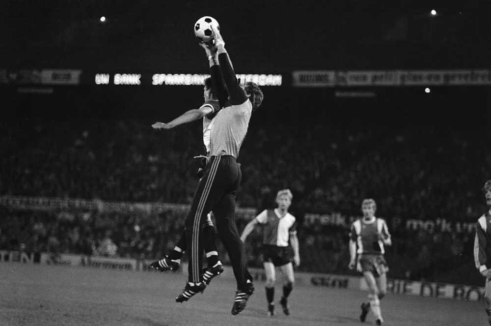 Feijenoord - Go Ahead 1-1; van Til (links) passeert doelman de Clerck en scoort Feijenoords enige doelpunt. Foto: Rob Bogaerts / Anefo, Nationaal Archief (CC0).