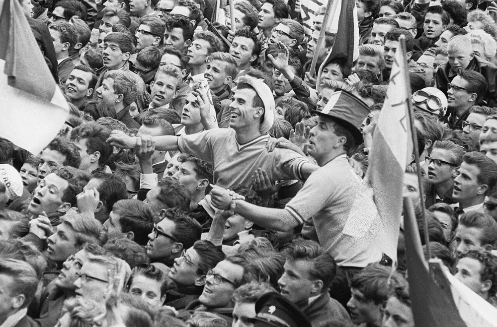 Feyenoord kampioen. Huldiging op de Coolsingel. Coen Moulijn en Frans Bouwmeester (rechts) op schouders van supporters. Foto: Eric Koch / Anefo, Nationaal Archief (CC0).