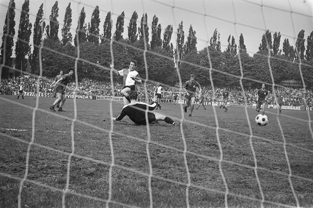Doelpunt van Schneider (Feyenoord). Foto: fotograaf onbekend / Anefo, Nationaal Archief (CC0).