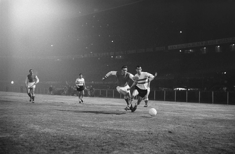 Europa Cup 1. Feyenoord tegen Reims 1-1. Coen Moulijn in duel met de Fransman Wendling. Foto: Harry Pot / Anefo, Nationaal Archief (CC0).