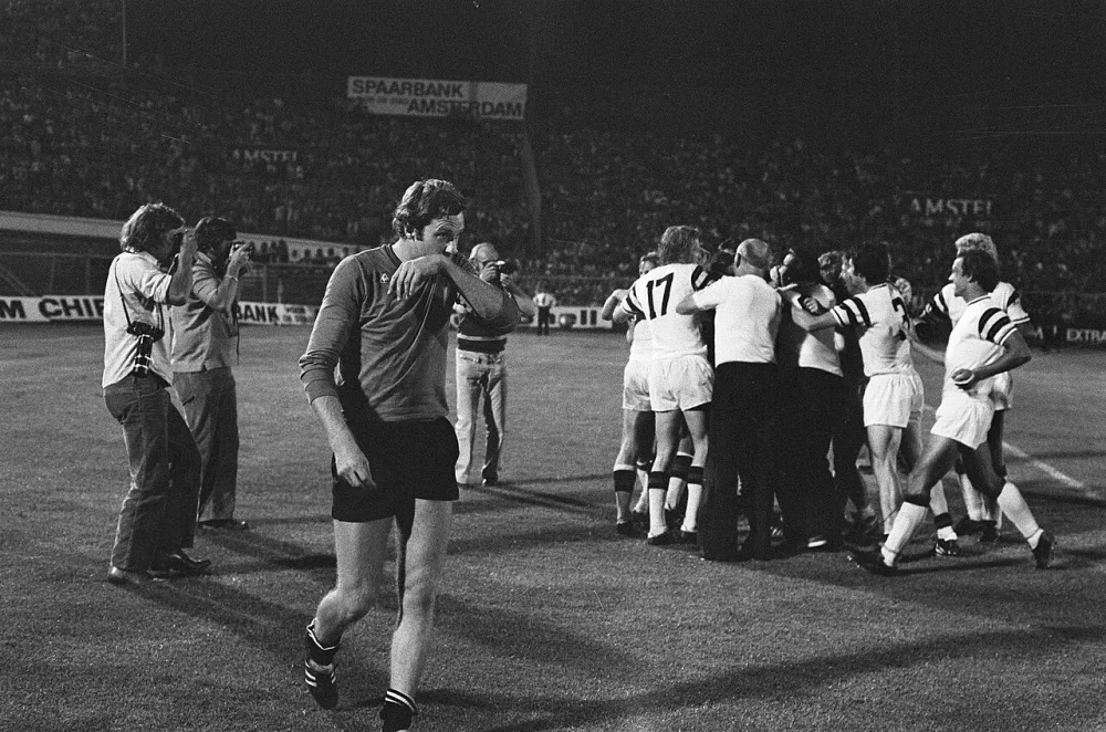 Feyenoord speler Reitsma verlaat het veld langs juichende spelers van RWD Molenbeek. Foto: fotograaf onbekend / Anefo, Nationaal Archief (CC0).