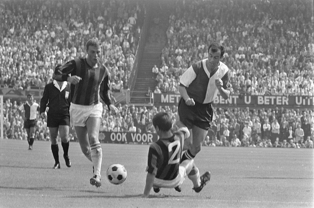 Coen Moulijn (rechts) in actie. Foto: fotograaf onbekend / Anefo, Nationaal Archief (CC0).