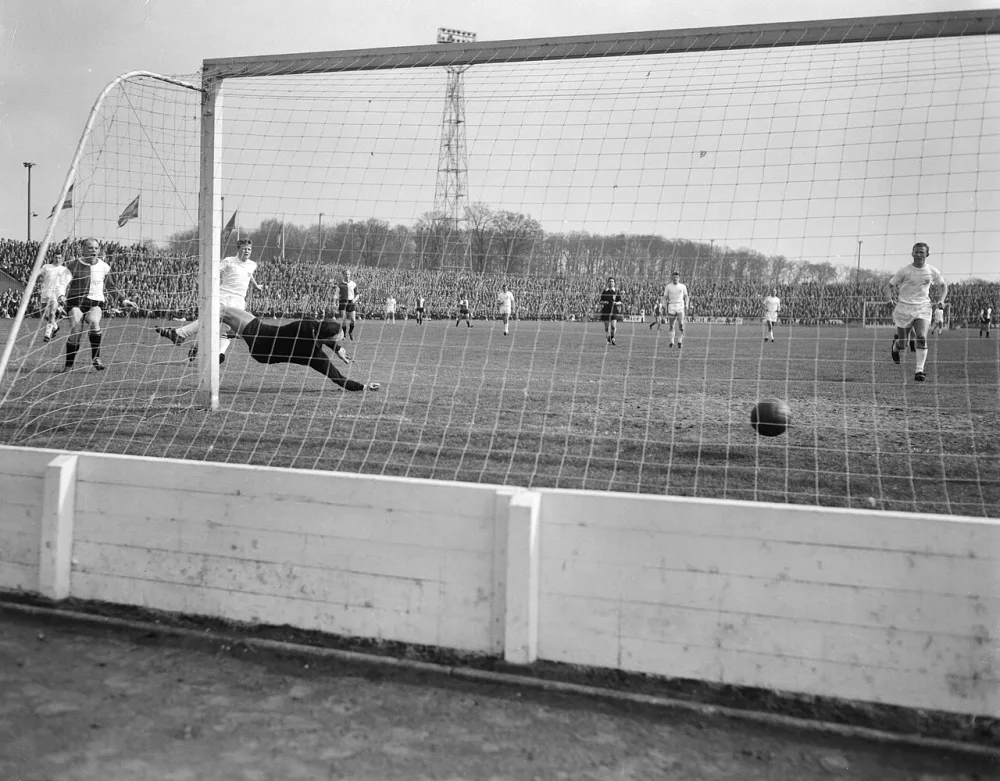 Enschede tegen Feyenoord 2-2, Gerard 'Pummie' Bergholtz scoort, in doel Lagarde, achter hem Kalter (Enschede). Foto: Joop van Bilsen / Anefo, Nationaal Archief (CC0).