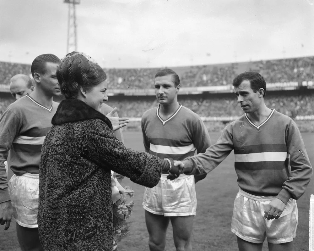 Aktie Dousadj. De spelers van Feyenoord worden aan prinses Margriet voorgesteld rechts Moulijn midden Veldhoen Datum : 13 oktober 1963 Trefwoorden : liefdadigheidsacties, prinsessen, sport,…. Foto: Joop van Bilsen / Anefo, Nationaal Archief (CC0).