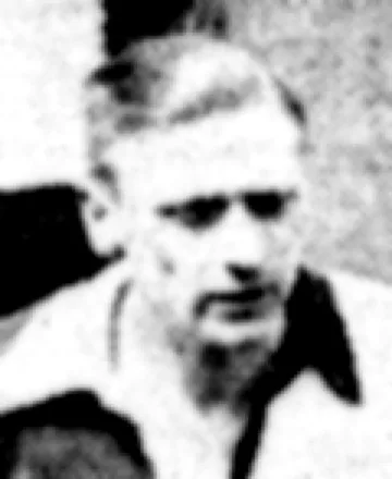 Jan Linssen (geknield, rechts) in het kampioenselftal van 1938. Krantenfoto van 23 juli 1938, maker onbekend; via Delpher, uitsnede.