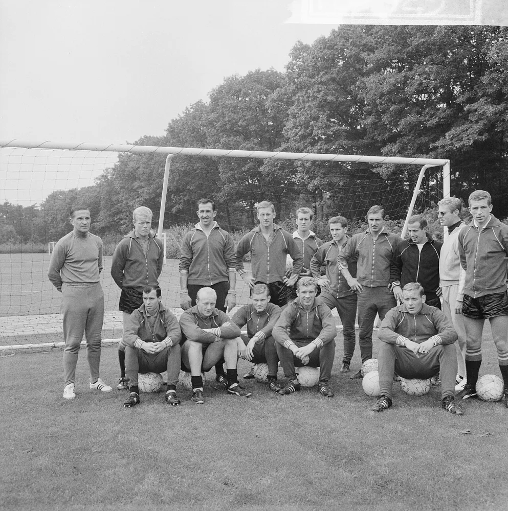 Training Feijenoord, spelers Feijenoord [staand vlnr. trainer Willy Kment, Romeijn, Pieters Graafland, Libregts, Bert Kik (reservekeeper), Weering, Veldhoen, Bouwmeester, verzorger Gerard Meijer,…. Foto: Jac. de Nijs / Anefo, Nationaal Archief (CC0).