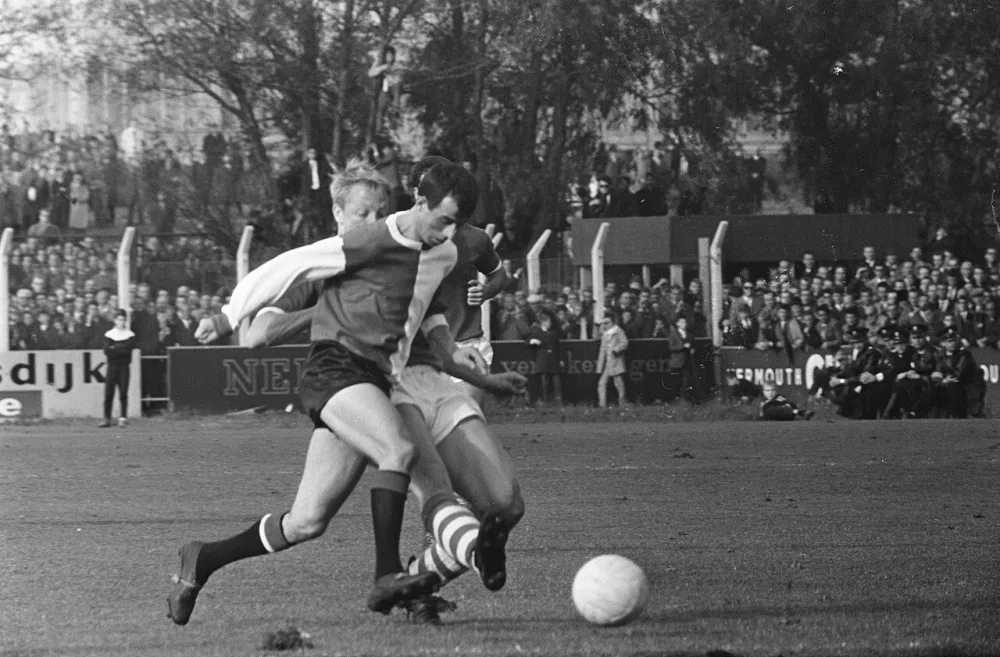 Sparta tegen Feyenoord 0-3, Coen Moulijn op de huis gezeten door twee Sparta-spelers. Foto: Eric Koch / Anefo, Nationaal Archief (CC0).
