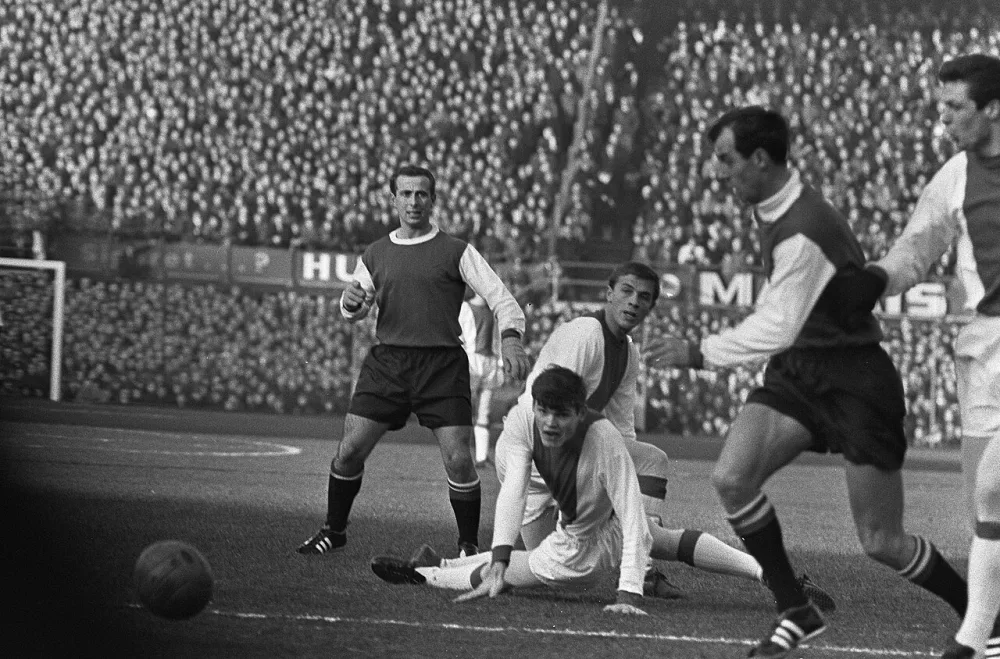 Aanval Feyenoord, v.l.n.r. Bouwmeester, Hulshof (Ajax), Suurbier (Ajax), Moulijn. Foto: fotograaf onbekend / Anefo, Nationaal Archief (CC0).