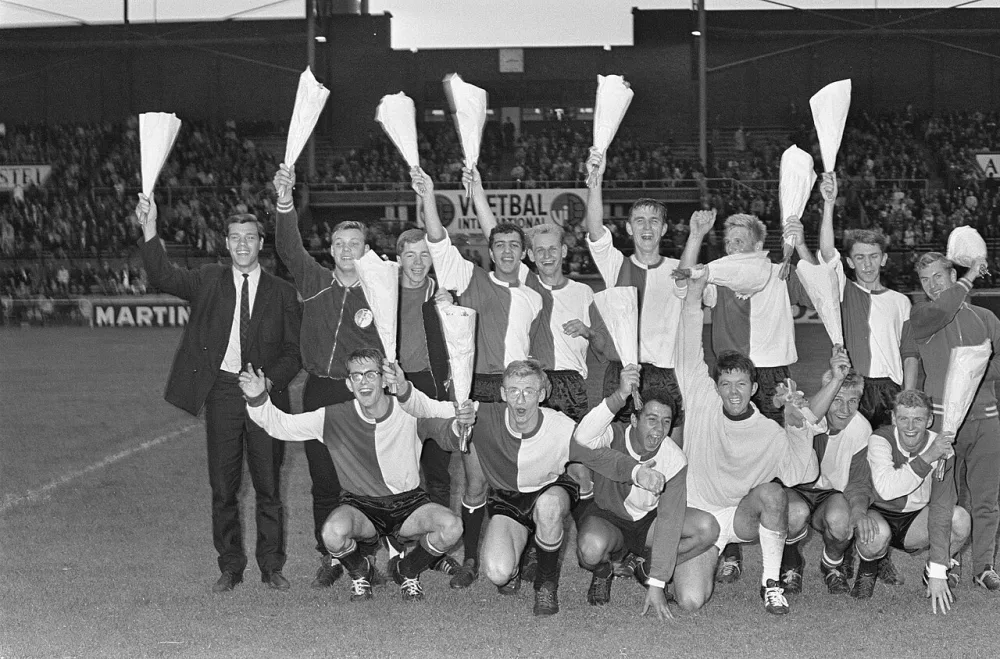 Feyenoord-jeugd kampioen van Nederland, Het jeugdelftal van Feyenoord, na de winst op DWS (1-4). Foto: Jac. de Nijs / Anefo, Nationaal Archief (CC0).