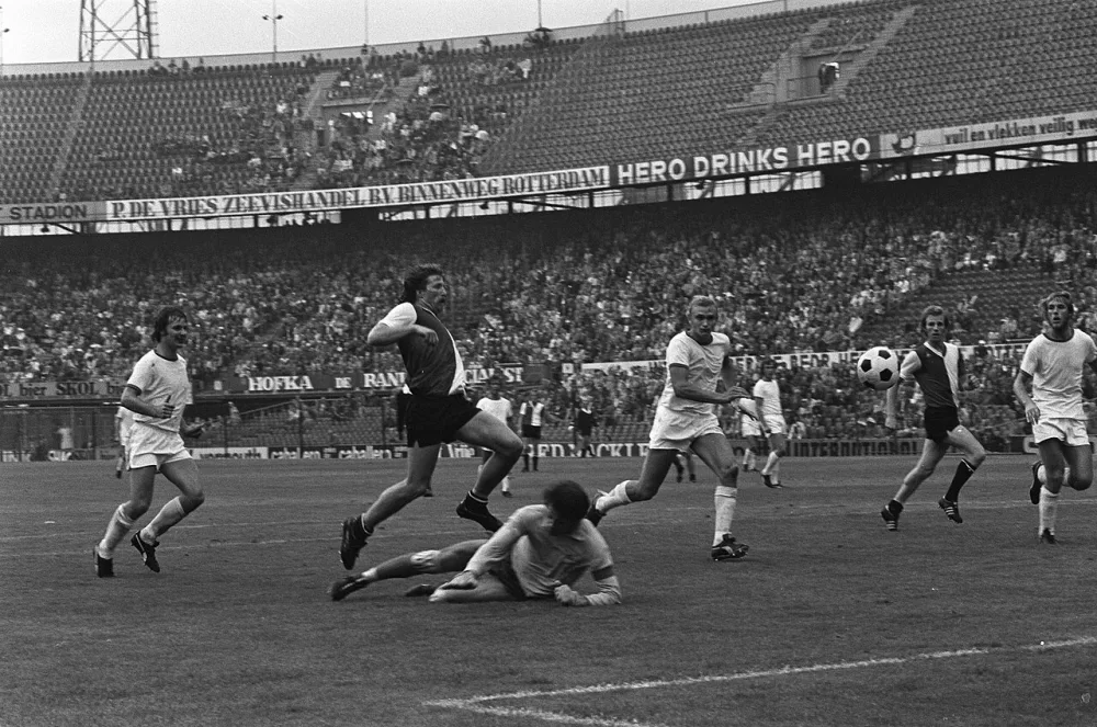 Kreuz (Feyenoord) scoort 3-0. Foto: fotograaf onbekend / Anefo, Nationaal Archief (CC0).