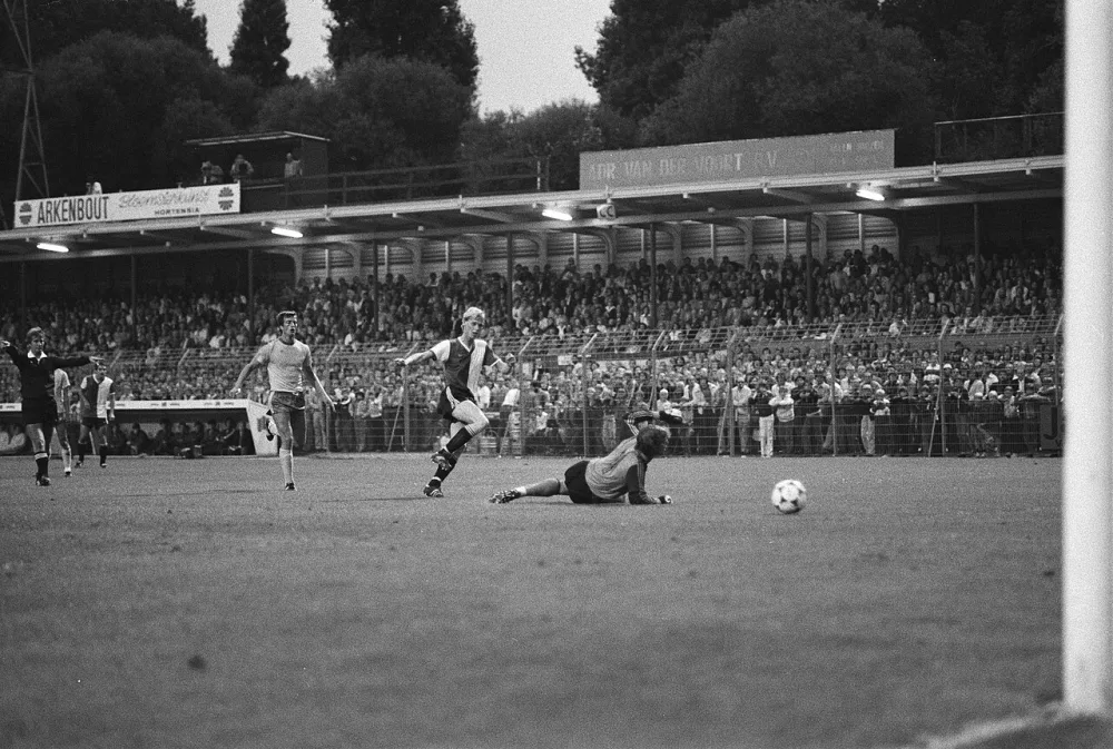 FC Den Haag - Feijenoord 2-2; Petur Petursson passeert doelman Hans Galjé en scoort het eerste doelpunt. Foto: Koen Suyk / Anefo, Nationaal Archief (CC0).