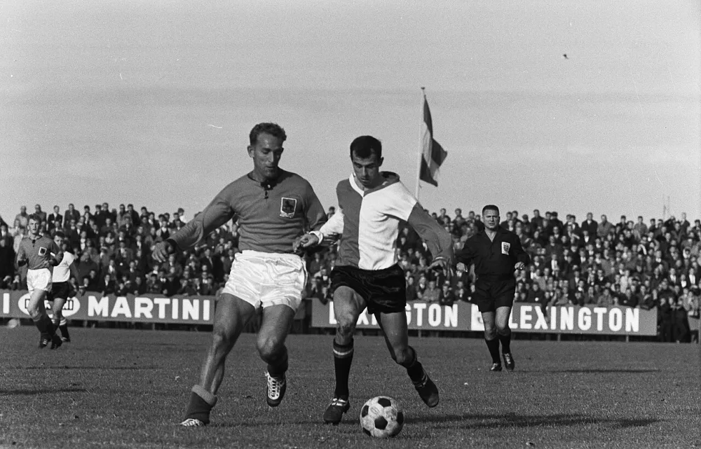 Volendam tegen Feyenoord 0-8. Moulijn tegen Karregat. Foto: Harry Pot / Anefo, Nationaal Archief (CC0).