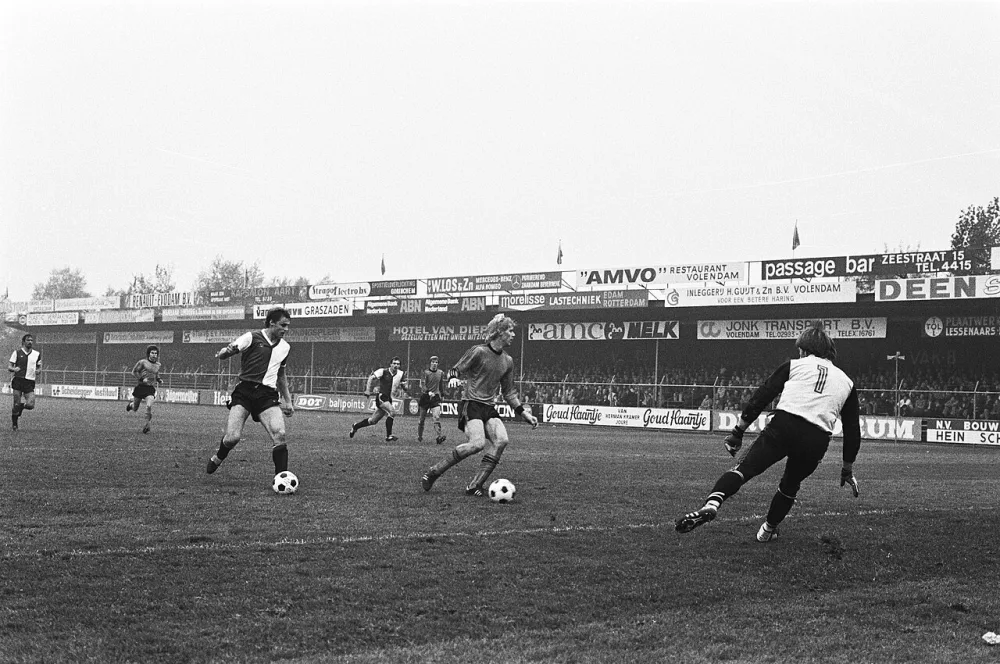 KNVB-beker Volendam tegen Feyenoord 2-1, twee ballen in het spel, Feyenoorder Peter Houtman (l) en Volendamverdediger Gruyt. Foto: Bert Verhoeff / Anefo, Nationaal Archief (CC0).