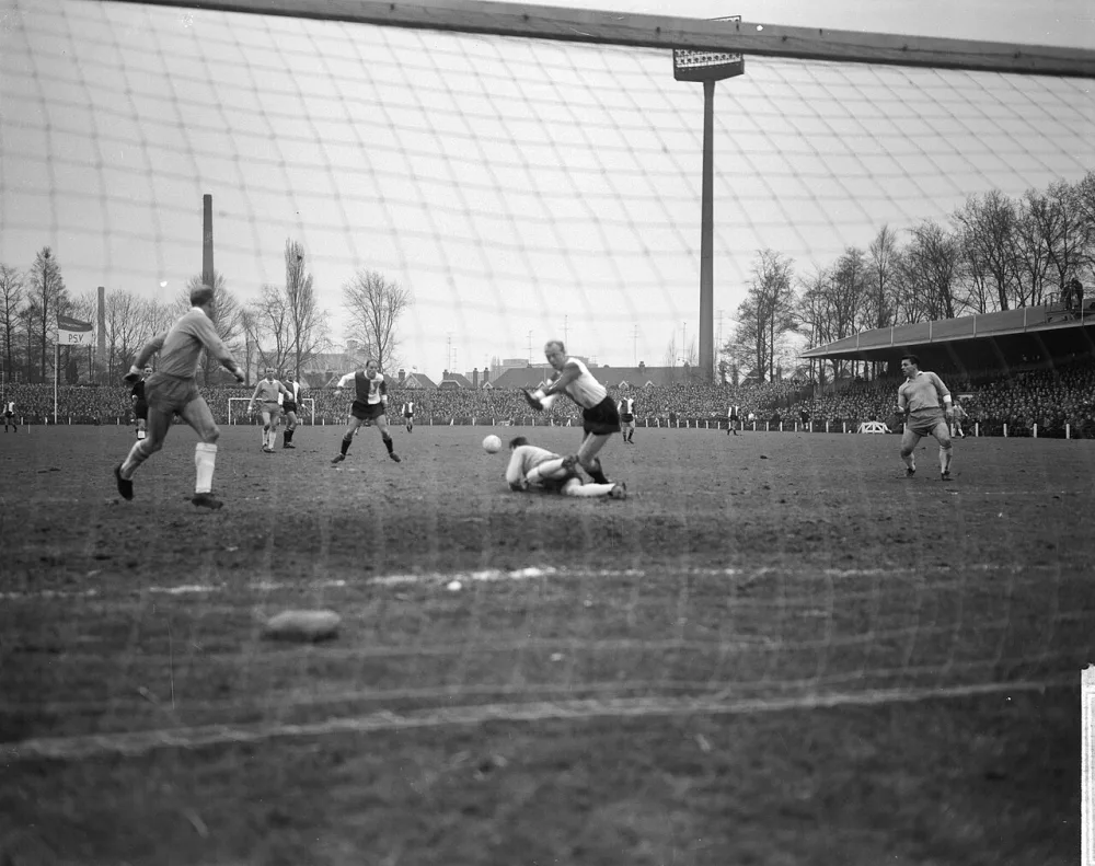 PSV tegen Feyenoord 1-0, v.l.n.r. Wiersma, Bennaars, Gerard 'Pummie' Bergholtz, Bals en Kruiver. Foto: Joop van Bilsen / Anefo, Nationaal Archief (CC0).