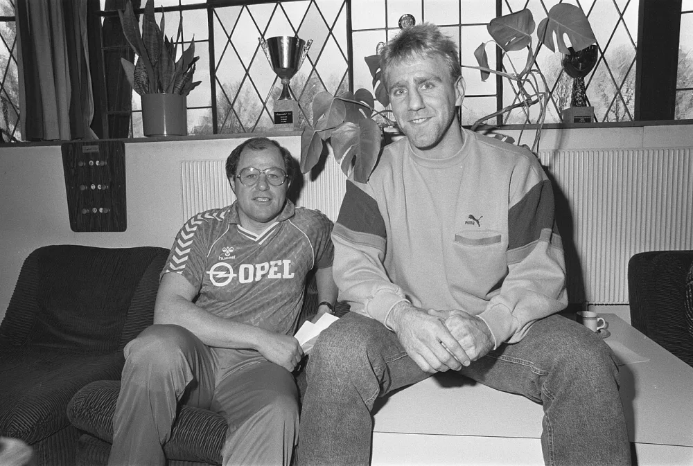 Persbijeenkomst Feyenoord i.v.m. wedstrijd tegen Bayer Leverkussen (3e ronde UEFA Cup ); trainer Rinus Israel en Andre Hoekstra. Foto: Rob Bogaerts / Anefo, Nationaal Archief (CC0).