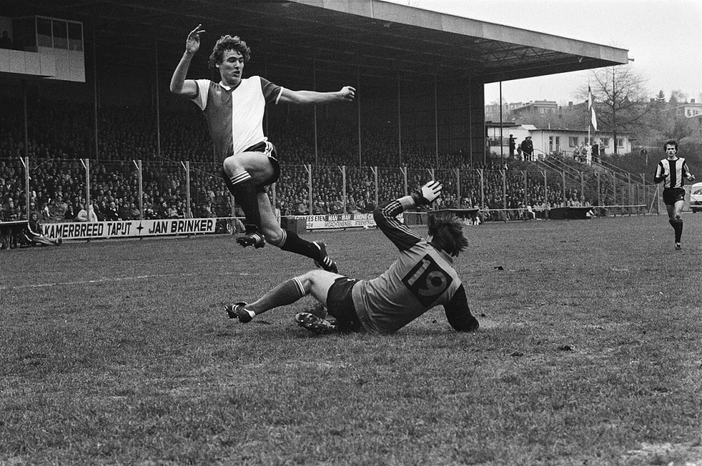 Gerard v.d. Lem scoort langs keeper Nijhuis. Foto: Rob C. Croes / Anefo, Nationaal Archief (CC0).