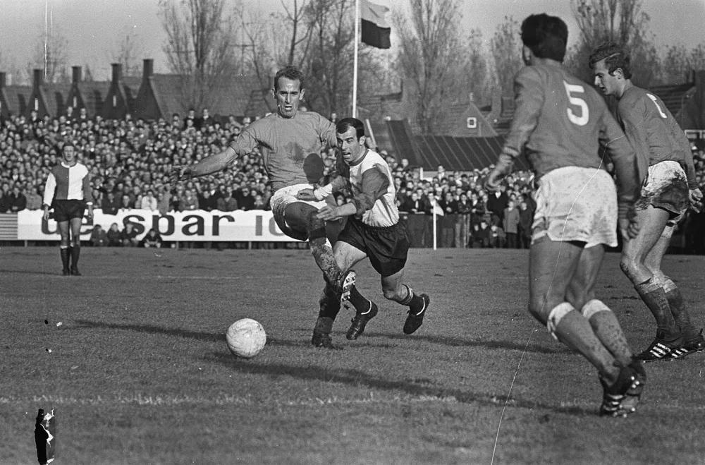 Coen Moulijn in duel met Karregat (links). Foto: fotograaf onbekend / Anefo, Nationaal Archief (CC0).
