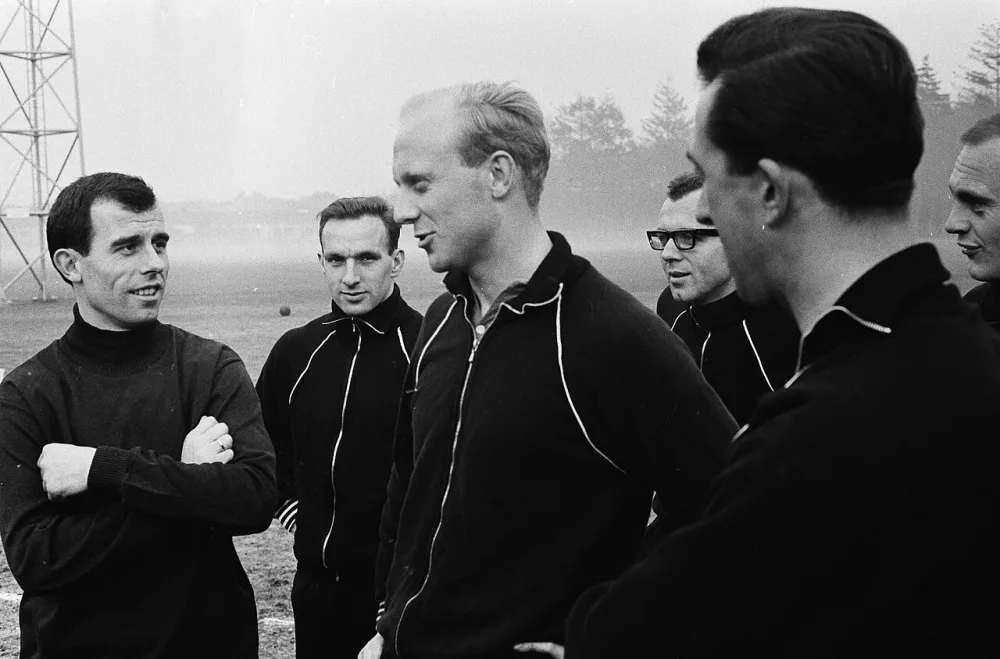Training Nederlands elftal te Zeist, spelers van Feijenoord in gesprek v.l.n.r. Moulijn, Pronk (Ajax), Bennaerts, Kruiver, Van Wissen (PSV) en Graafland. Foto: Harry Pot / Anefo, Nationaal Archief (CC0).