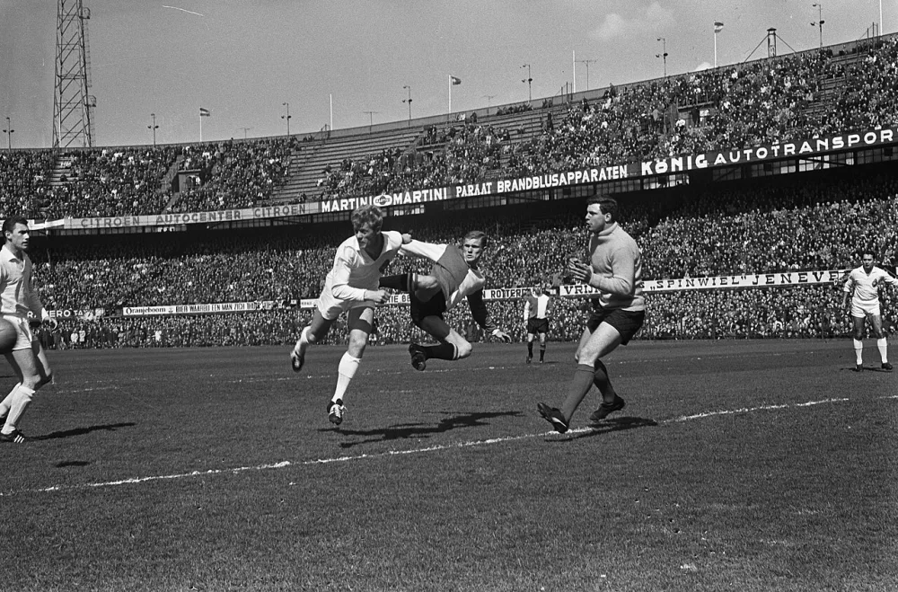 Feyenoord tegen Telstar 4-1, Hans Venneker in duel met keeper Stuy en spil De Kort. Foto: Eric Koch / Anefo, Nationaal Archief (CC0).