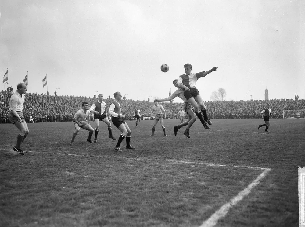 Sittardia tegen Feyenoord 0-2, v.l.n.r. Brull, Groot, Gerard 'Pummie' Bergholtz, Moulijn, Pluim, Wolfs en Venneker in duel voor Sittardia doel. Foto: Joop van Bilsen / Anefo, Nationaal Archief (CC0).