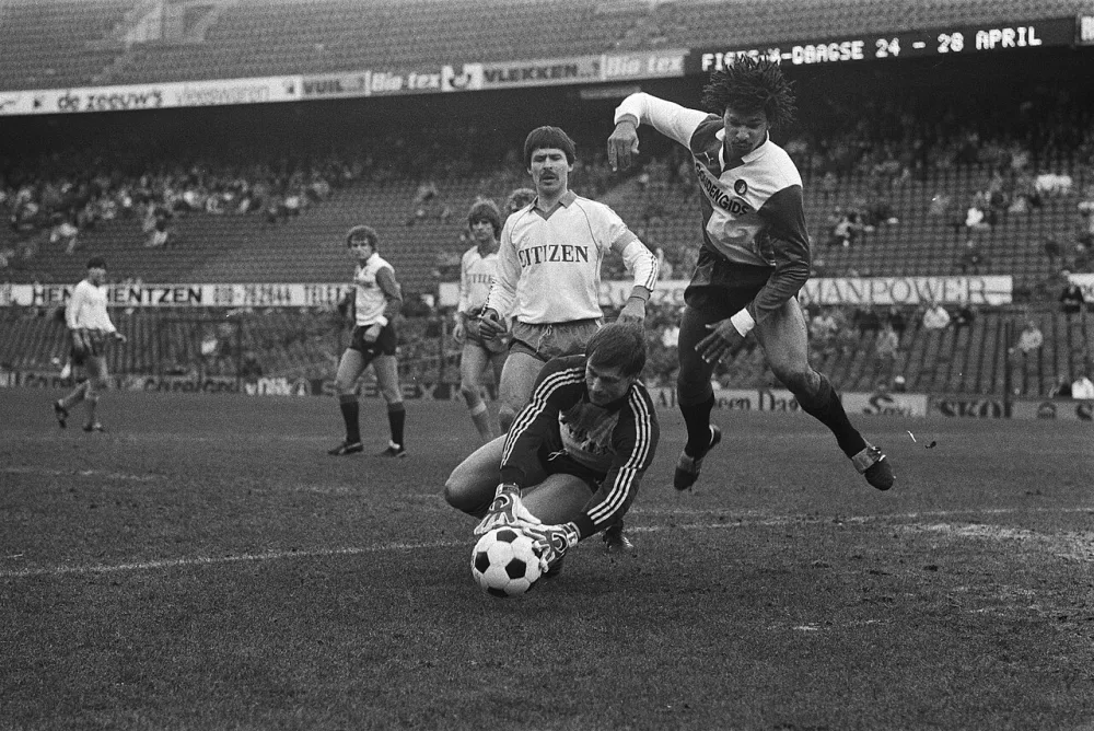 Feyenoord tegen FC Volendam ; Ruud Gullit belaagt Volendamdoelman Hoek. Foto: Rob C. Croes / Anefo, Nationaal Archief (CC0).
