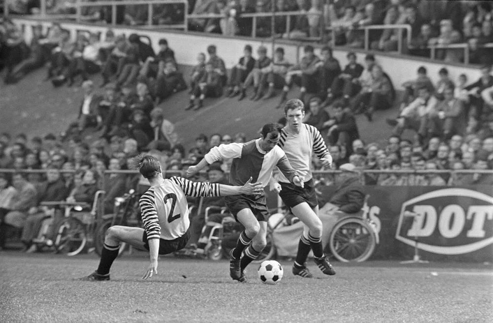 DOS tegen Feijenoord 3-0; Coen Moulijn wordt met arm tegengehouden. Foto: Eric Koch / Anefo, Nationaal Archief (CC0).