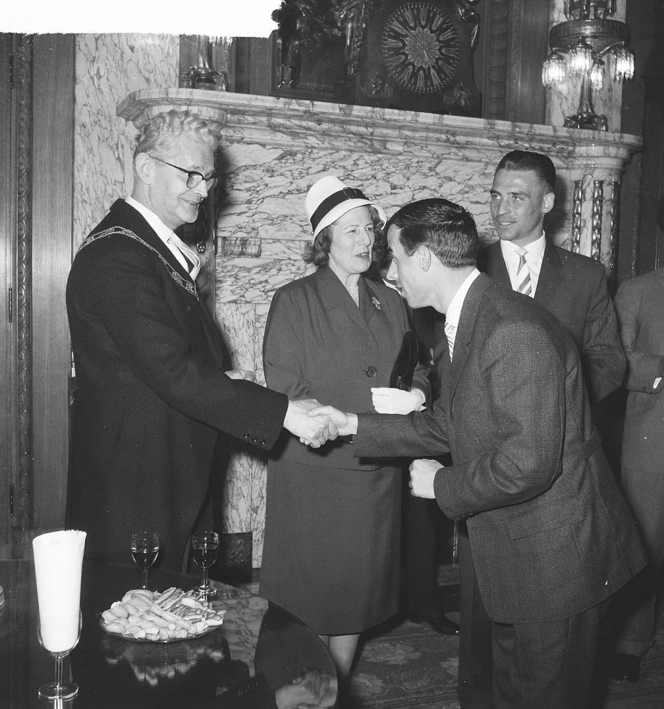 Feyenoord op het gemeentehuis. Loco-burgemeester Schilthuis schudt de hand van Coen Moulijn. Foto: Eric Koch / Anefo, Nationaal Archief (CC0).