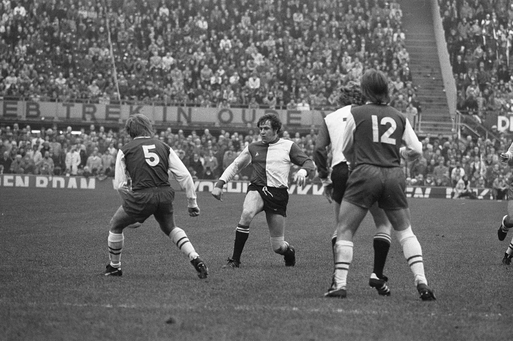 Feyenoord tegen Haarlem 1-0, Rinus Israel (midden) speelt weer mee. Foto: Bert Verhoeff / Anefo, Nationaal Archief (CC0).