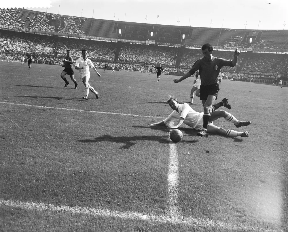 Feyenoord tegen Willem II 7-1, C. Moulijn stapt over achterspeler heen. Foto: Herbert Behrens / Anefo, Nationaal Archief (CC0).