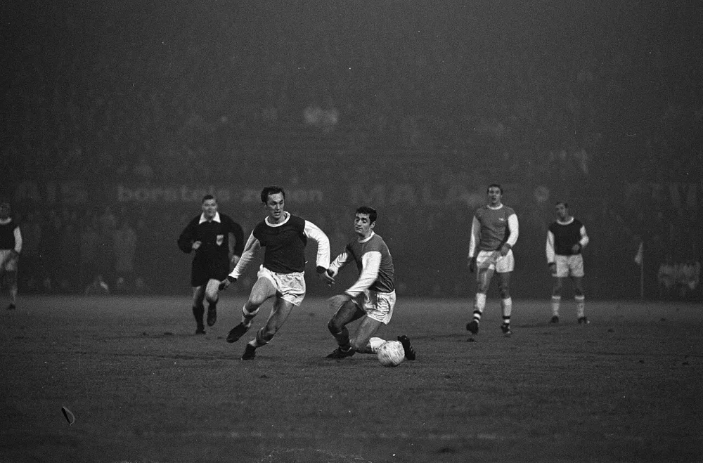 Samerdzic in duel met Armstrong (rechts). Foto: Ron Kroon / Anefo, Nationaal Archief (CC0).