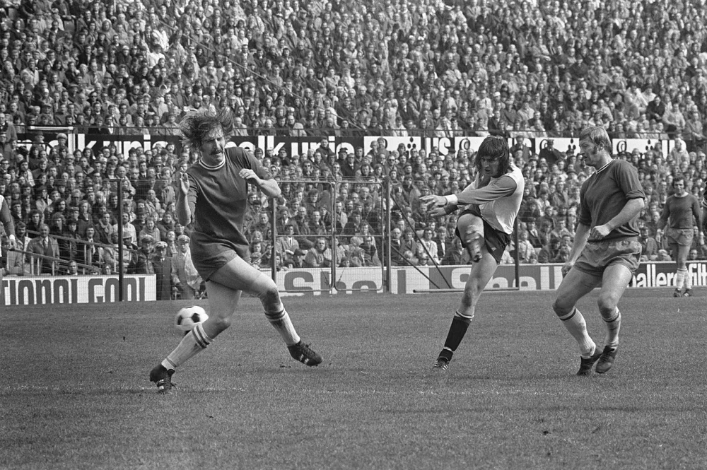 Feyenoord tegen Sparta 3-3, Lex Schoenmaker (midden) scoort 3-0. Foto: Rob Mieremet / Anefo, Nationaal Archief (CC0).
