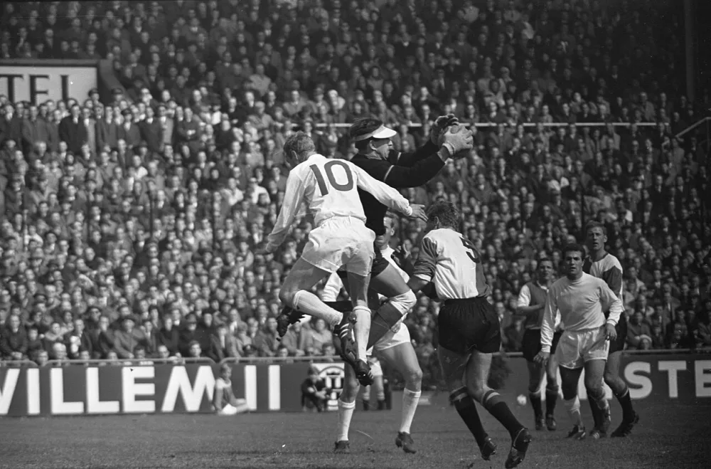 Ajax tegen Feyenoord 1-1 in Olympisch Stadion , aanval Ajax v.l.n.r. Tijm, Pieters Graafland en Liebregts. Foto: Joost Evers / Anefo, Nationaal Archief (CC0).