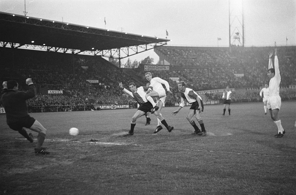 Ajax tegen Feyenoord 2-0, eerste doelpunt Ajax, v.l.n.r. PietersGraafland, Haak, Nuninga, Kraay en juichend Swart. Foto: Joost Evers / Anefo, Nationaal Archief (CC0).