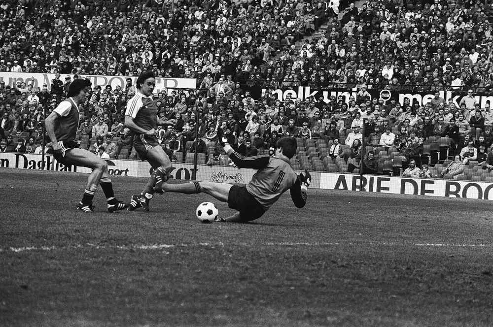 Feyenoord tegen AZ67 1-5, AZ-kampioen, Pier Tol scoort vierde doelpunt langs Hiele. Foto: Rob C. Croes / Anefo, Nationaal Archief (CC0).