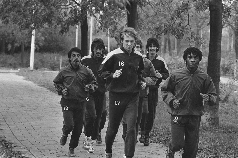 Training Feijenoord ivm Uefa-Cup-wedstrijd tegen Borussia Mönchen-Gladbach; midden Peter Barendse, rechts Blinker, links Tahamata en Wijnstekers /. Foto: fotograaf onbekend / Anefo, Nationaal Archief (CC0).