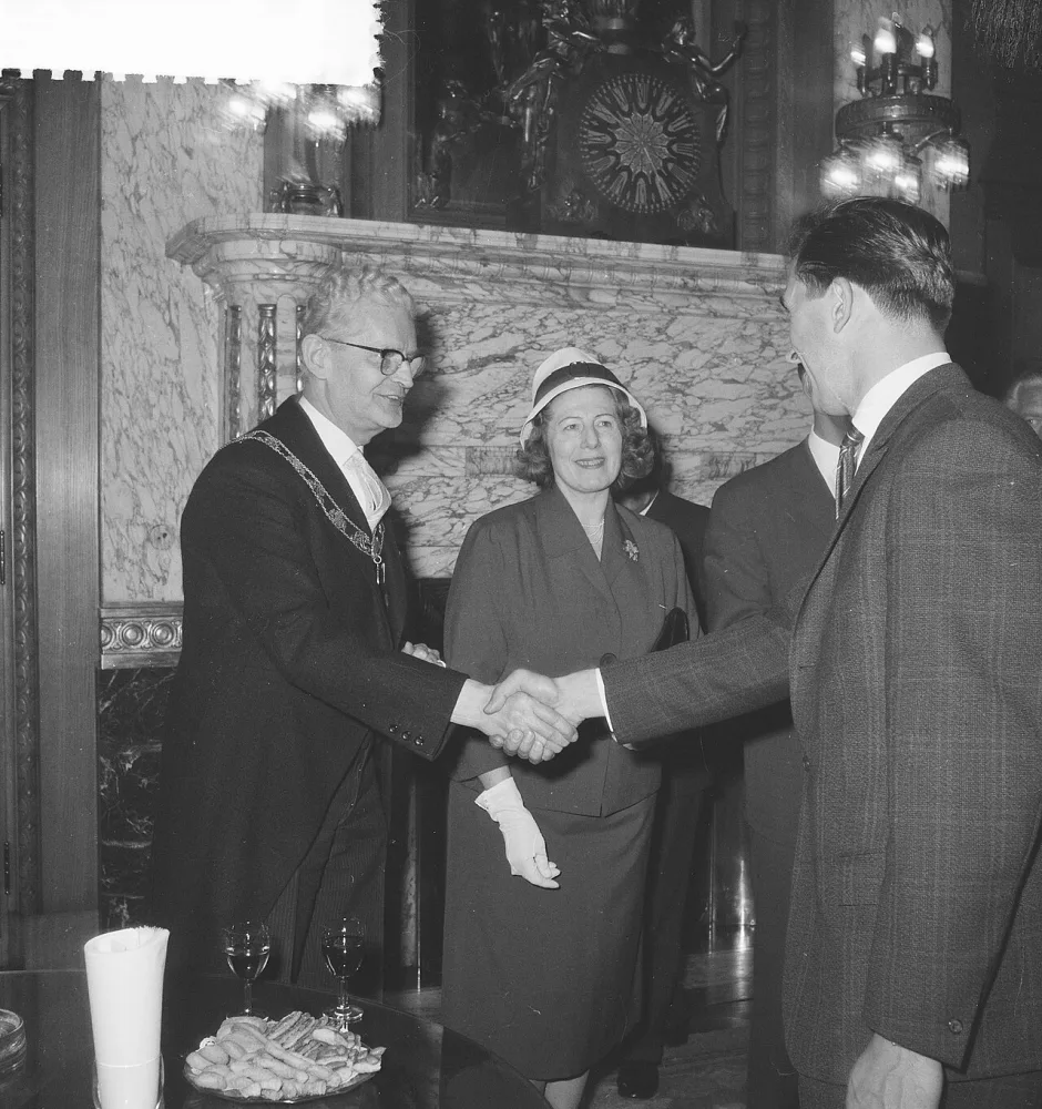 Feyenoord op het gemeentehuis. Gerard Kerkum en loco-burgemeester Schilthuis. Foto: Eric Koch / Anefo, Nationaal Archief (CC0).