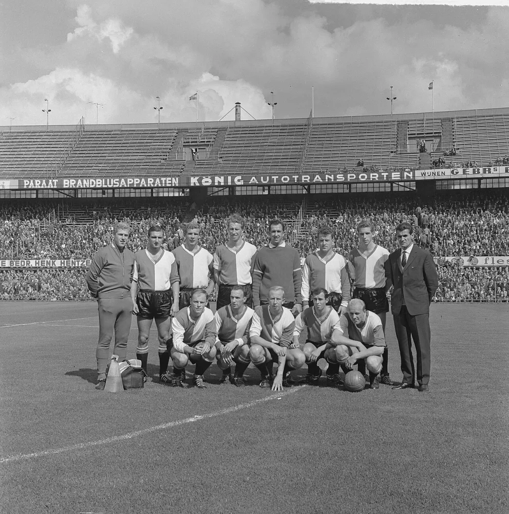 Elftal Feyenoord: Meijer (verzorger), Veldhoen, Kraay, Klaassens, Pieters Graafland , Kreyermaat, Haak, Hofling, Gerard 'Pummie' Bergholtz, Rinus Bennaars, Groot, Moulijn en Kruiver. Foto: Eric Koch / Anefo, Nationaal Archief (CC0).