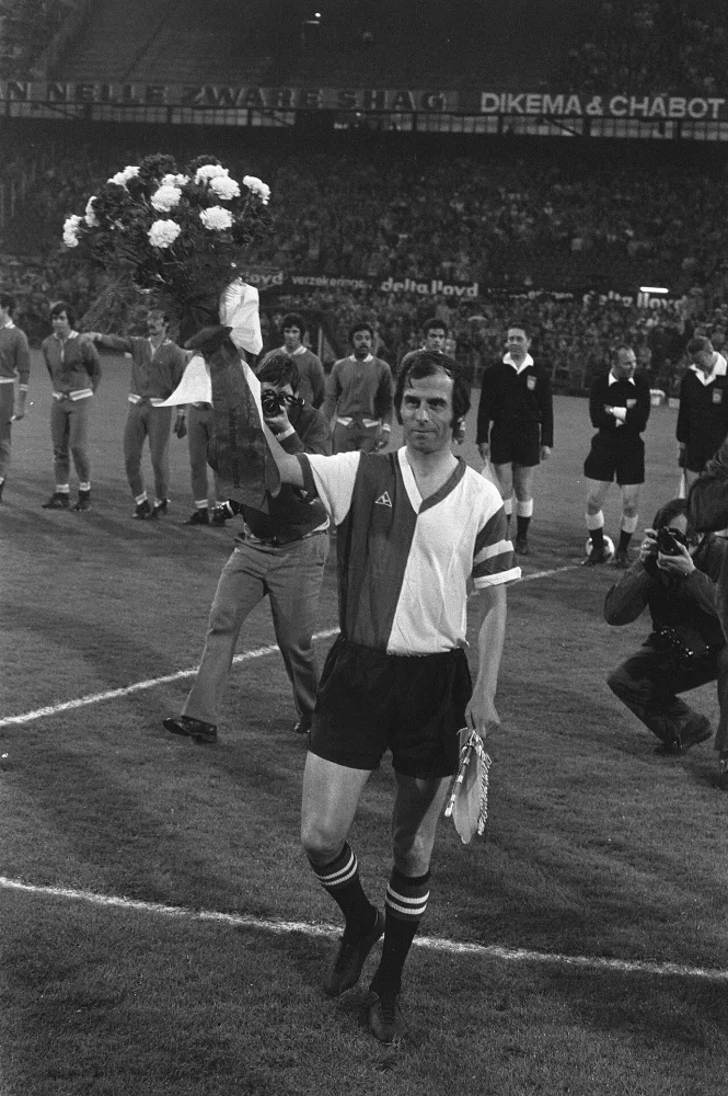 Voetballer Coen Moulijn (met bloemen) maakt een ereronde. Foto: fotograaf onbekend / Anefo, Nationaal Archief (CC0).